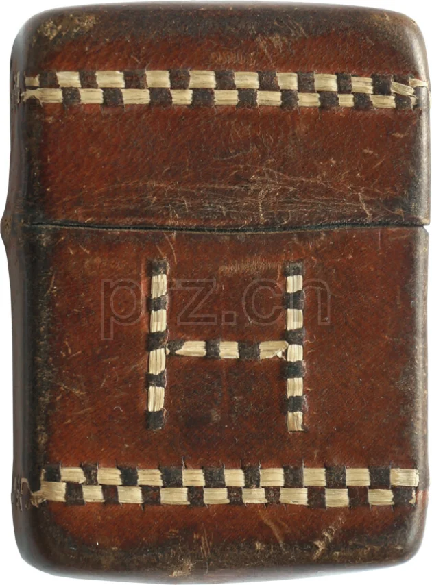 Vorderseite von Leather – Monogram H, Modell four barrel hinge, flat bottom, Jahr 1942 - 43, Bild 1