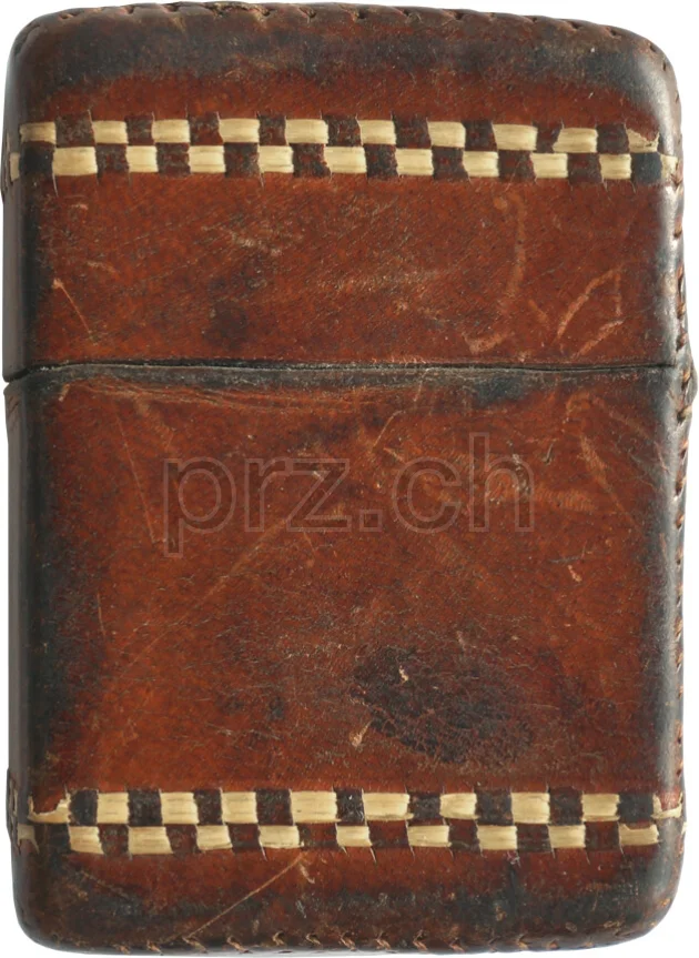 Vorderseite von Leather – Monogram H, Modell four barrel hinge, flat bottom, Jahr 1942 - 43, Bild 2