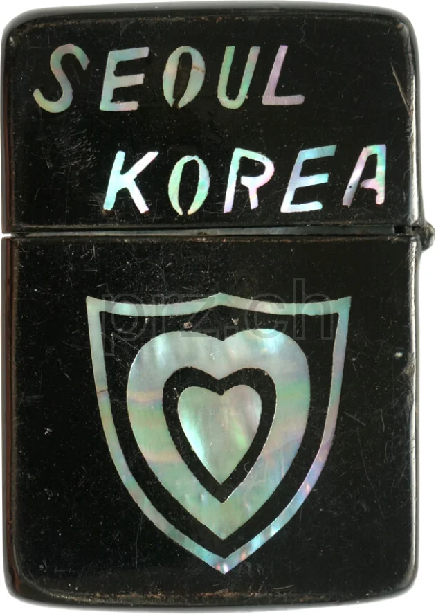 Vorderseite von Lacquer – U.S. XXIV Army Corps, Modell three barrel hinge, round bottom, Jahr 1943 - 45, Bild 1