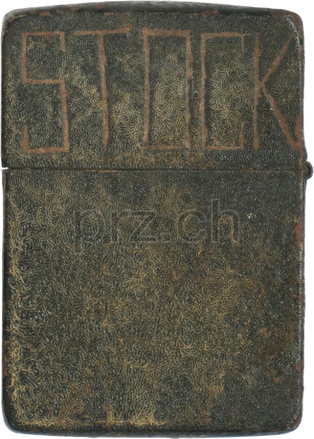 Vorderseite von Black Crackle – U.S. Marine Corps Insignia, Modell four barrel hinge, flat bottom, Jahr 1942 - 43, Bild 2