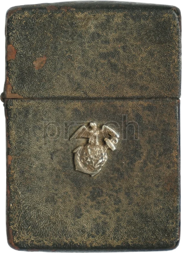 Vorderseite von Black Crackle – U.S. Marine Corps Insignia, Modell four barrel hinge, flat bottom, Jahr 1942 - 43, Bild 1