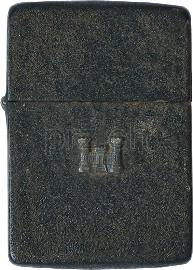 Vorderseite von Black Crackle – U.S. Army Corps of Engineers Insignia, Modell four barrel hinge, flat bottom, Jahr 1942 - 43, Bild 1