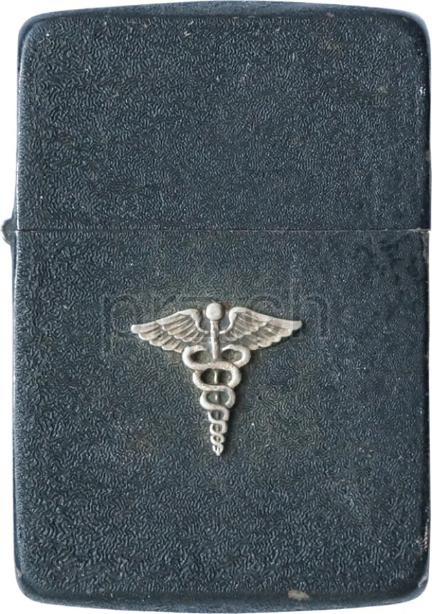 Vorderseite von Black Crackle – U.S. Army Medical Corps, Modell four barrel hinge, flat bottom, Jahr 1942 - 43, Bild 1