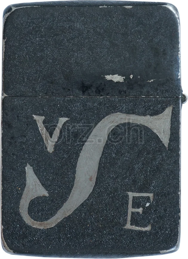 Vorderseite von V-E Day – Victory in Europe, Modell four barrel hinge, flat bottom, Jahr 1942 - 43, Bild 2