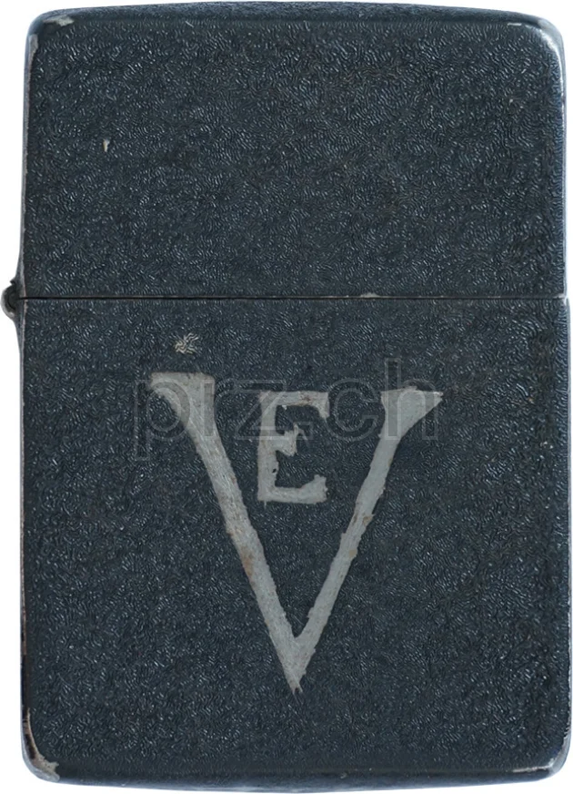 Vorderseite von V-E Day – Victory in Europe, Modell four barrel hinge, flat bottom, Jahr 1942 - 43, Bild 1