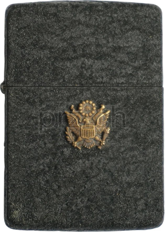 Vorderseite von Black Crackle – U.S. Army Great Seal Insignia, Modell four barrel hinge, flat bottom, Jahr 1942 - 43, Bild 1